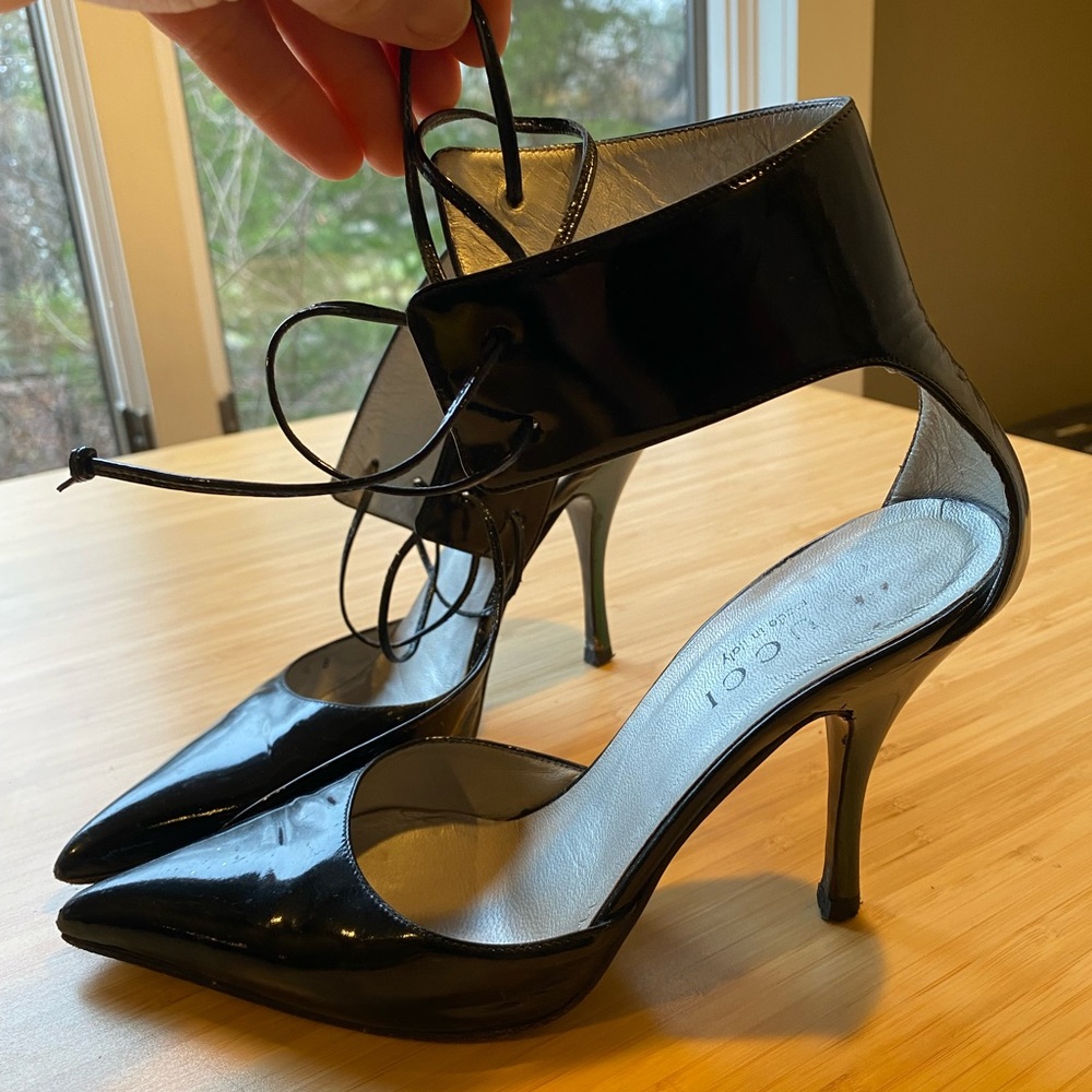 Gucci Lace Up Heels - black leather with green heel